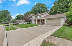 16059 Meadow Oak Drive, Chesterfield, MO 63017
