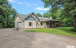 904 E Roodhouse Road, Roodhouse, IL 62082-4116