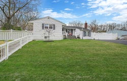 122 Ridgewood Avenue, Farmingville, NY 11738