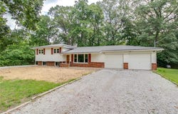 9024 Oakridge Drive, Alton, IL 62002