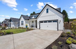 623 W 10TH St, LaCenter, WA 98629