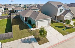 124 Peony Ln, Jarrell, TX 76537