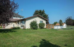 410 3rd St, Dumont, IA 50625