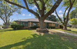 1702 Paisley Drive, Arlington, TX 76015