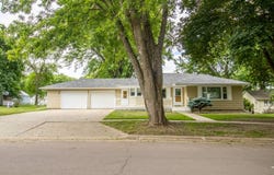 1212 4th St, Hull, IA 51239