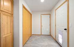 40 Rolling Hills Dr, Minot, ND 58703