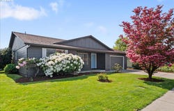 2242 W Hayes ST, Woodburn, OR 97071