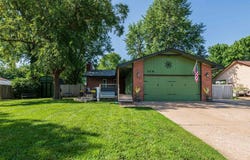319 Sandalwood Dr, Haysville, KS 67060