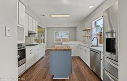 18 Lakeview Drive, Ocean Springs, MS 39564