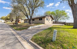 911 S Peck Street, Shiner, TX 77984