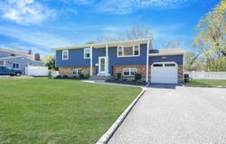 32 Country Greens Drive, Bellport, NY 11713