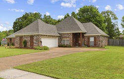 137 Creekside Drive, Canton, MS 39046
