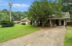 201 Fox Run Dr, Hattiesburg, MS 39402