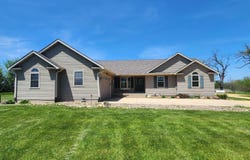 2260a 260TH Avenue, De Witt, IA 52742