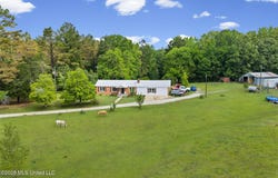 98 County Road 518, Como, MS 38619