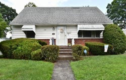 19 Florence Pl, Elmwood Park Boro, NJ 07407-3023