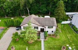 6 Gateway Court, Waldwick, NJ 07463