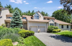 20 Bentley Dr, Franklin Lakes Boro, NJ 07417-1939