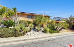 21749 Planewood Dr, Woodland Hills, CA 91364