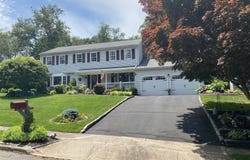 15 Royalwood Court, Cheshire, CT 06410