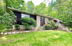 315 Lake Dr, Neshannock Twp, PA 16105