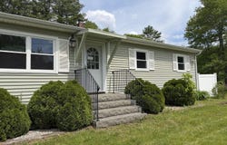 231 River Road, Topsham, ME 04086
