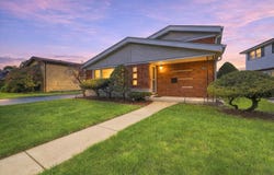 10624 S Kostner Avenue, Oak Lawn, IL 60453