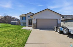 1513 E 67th St N, Sioux Falls, SD 57104