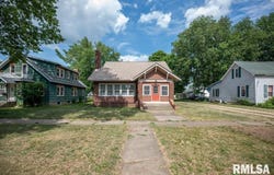708 MAIN Street, Henry, IL 61537