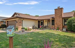 10 HOLLYBROOK Drive, Springfield, IL 62702