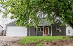 461 W 9th St, Hoisington, KS 67544