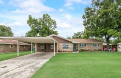 704 E Nelson Street, Bowie, TX 76230