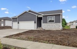 2323 N 8th Avenue E, Newton, IA 50208