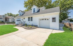 260 S Broome Avenue, Lindenhurst, NY 11757