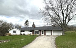 2301 Greenbriar Lane, Lindenhurst, IL 60046