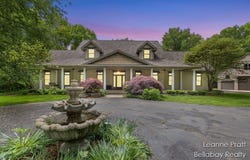 1020 E Woodlawn Avenue, Hastings, MI 49058