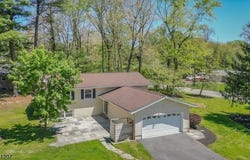 8 Woodland Dr, Washington Twp., NJ 07853-3332