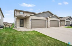 5537 E Brennan Dr, Sioux Falls, SD 57110