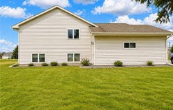 13 Riverside Road, Morris, MN 56267