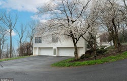 910 PENNWOOD CIRCLE, LANCASTER, PA 17601