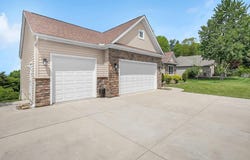 390 Laurel Oak Lane, Heath, OH 43056