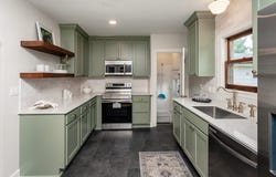 16 E Leach Avenue, Des Moines, IA 50315