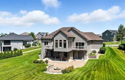 701 Sherwood Dr, IA 52245