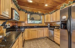 260 Laurel Oaks Way, Gatlinburg, TN 37738