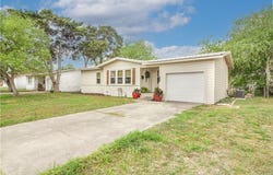 332 S Chiltipin Street, Sinton, TX 78387