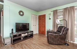700 Glengarry Dr, Fairdale, KY 40118
