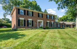 512 Lymington Ct, Douglass Hills, KY 40243