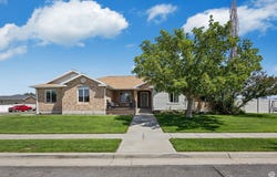 934 N 1385 W, Clinton, UT 84015