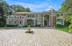 55 Coves Run, Oyster Bay Cove, NY 11791