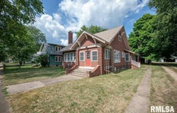 708 MAIN Street, Henry, IL 61537